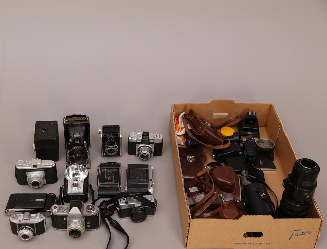 KAMEROR, 12 st, 1900-tal + TILLBEHÖR, ett parti, 1900-tal.