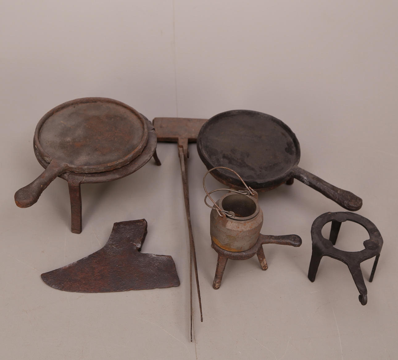 JÄRNFÖREMÅL, 9 st, allmoge, 18/1900-tal.