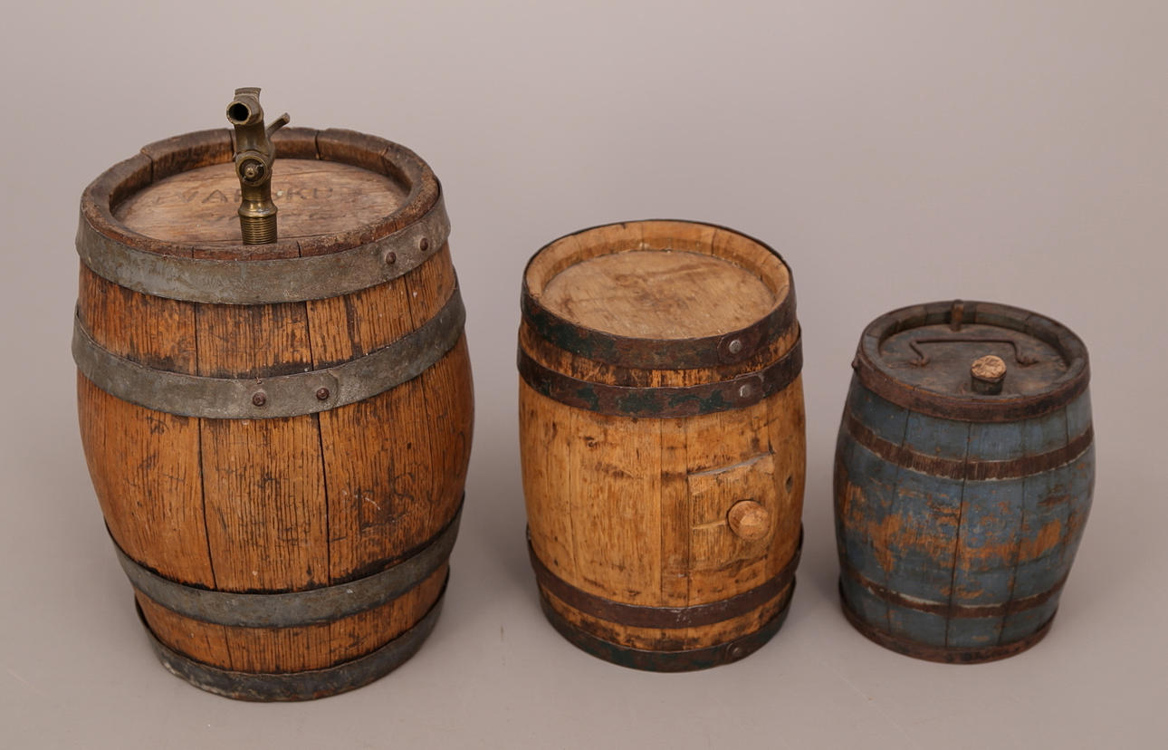 TUNNOR, 3 st, trä, laggade, stålband, tidigt 1900-tal.
