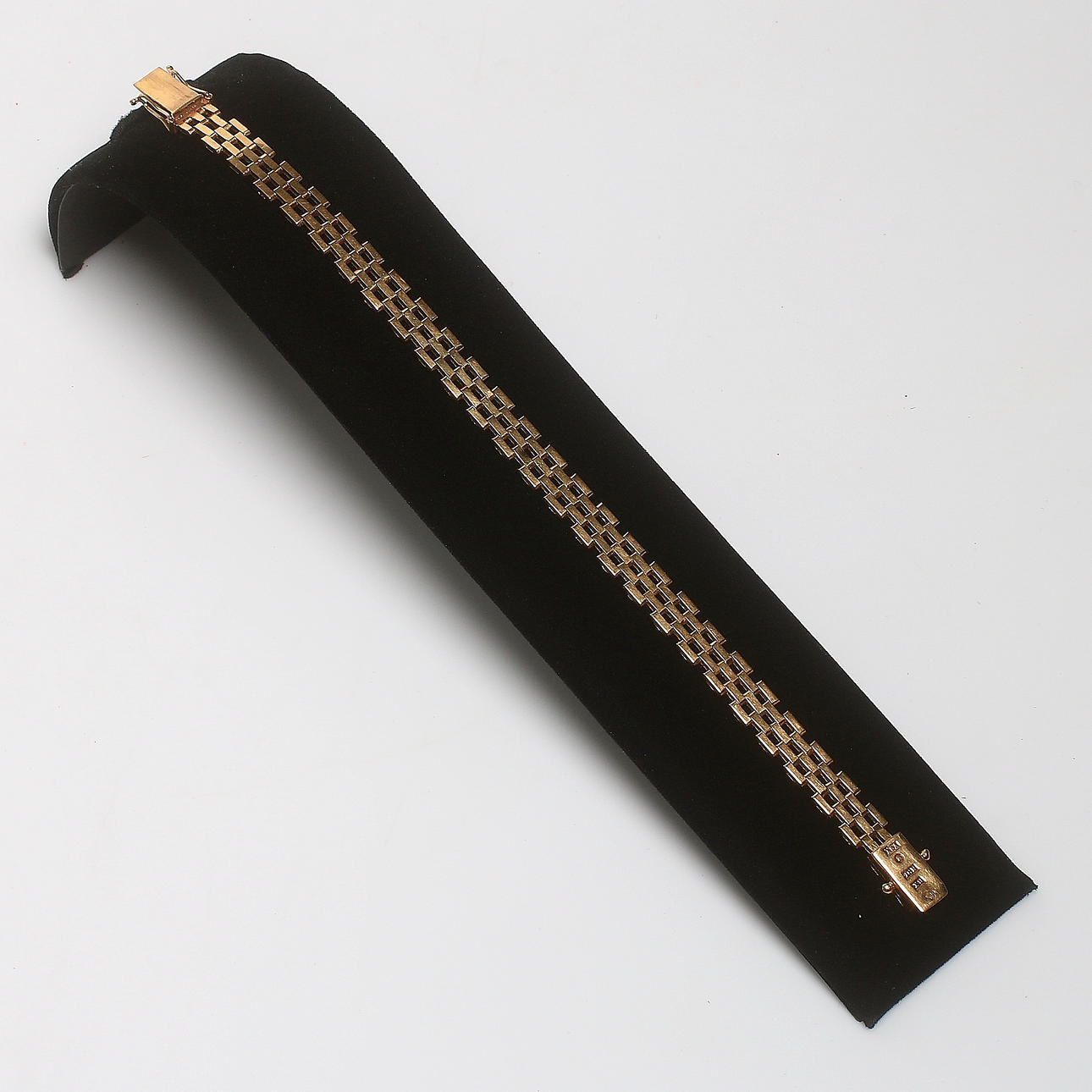 ARMBAND, 18k guld, "Korridorlänk", Ädelsmycken, Stockholm. 1972. Vikt 20 gram.