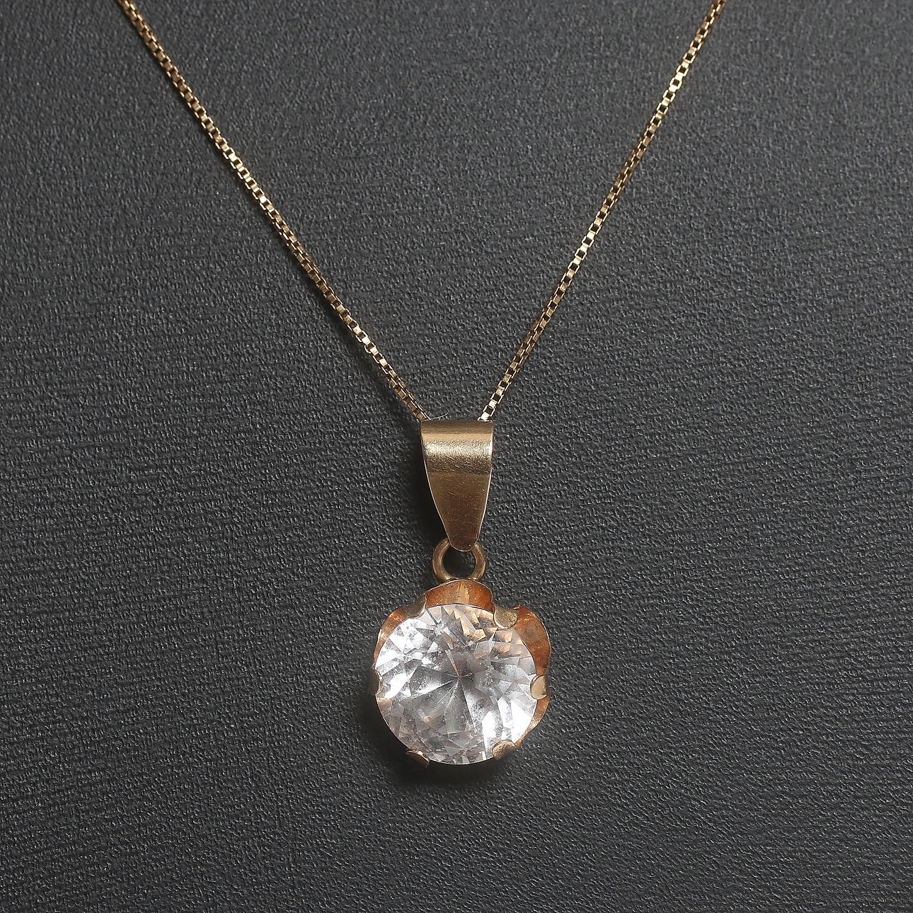 HALSKEDJA med HÄNGE, 18k guld. 1900-talets slut. Vikt 4 gram.