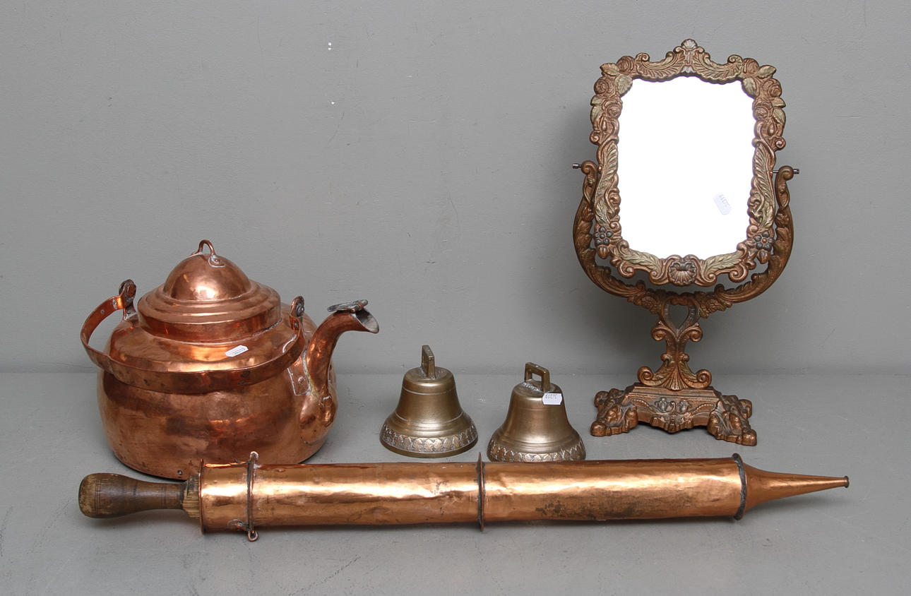 METALLFÖREMÅL, 5 delar, koppar, gjutjärn och malm, 17/18/1900-tal.