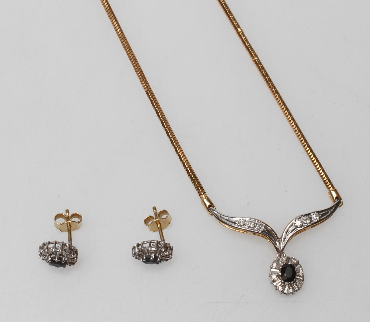 HALSBAND SAMT ETT PAR ÖRHÄNGEN MED DIAMANTER OCH SAFIRER, 14k guld, total vikt ca 8,5 gr.