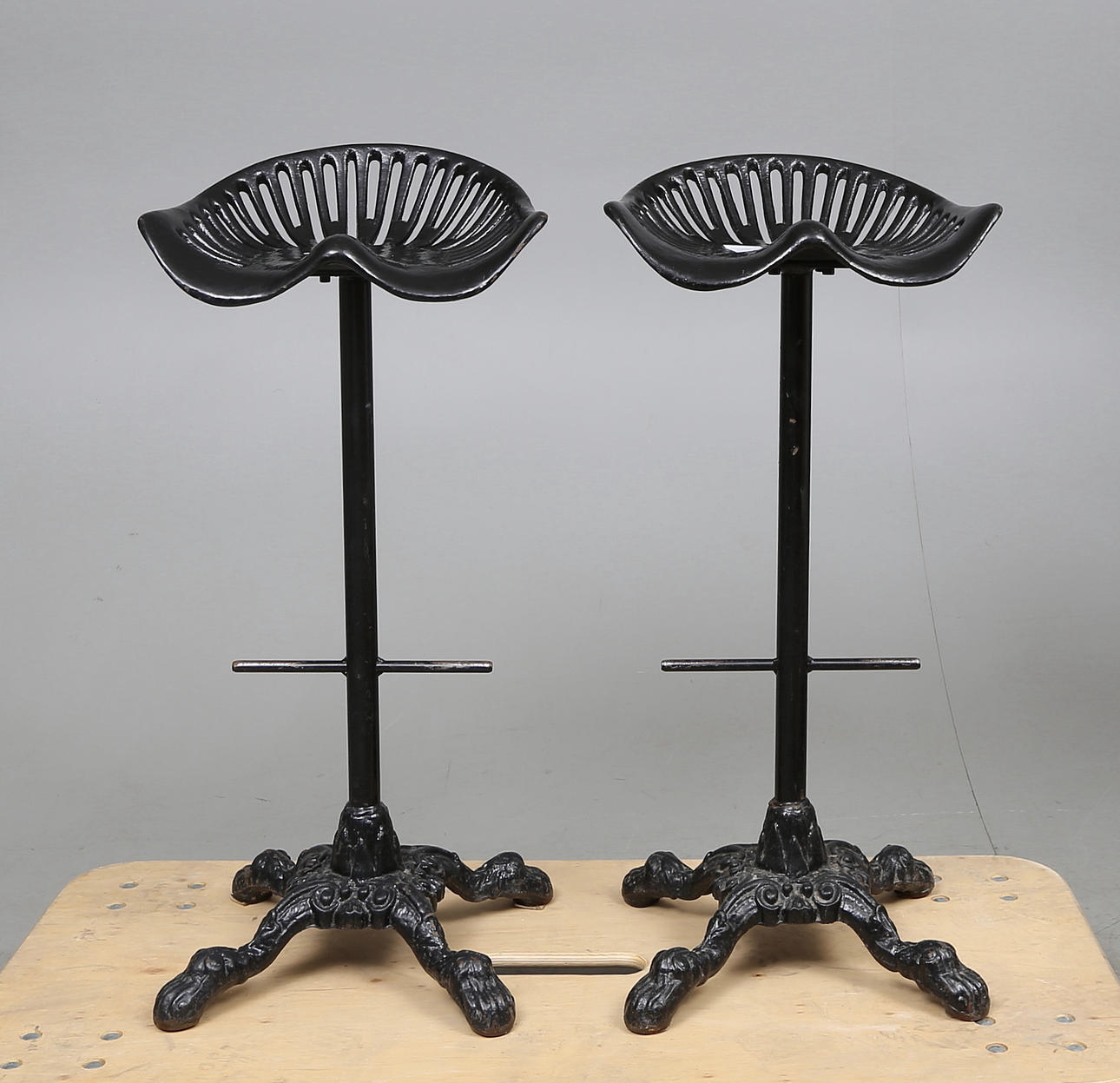 PALLAR, ett par, Andy Thornton Reproduction, England, 1900-tal.