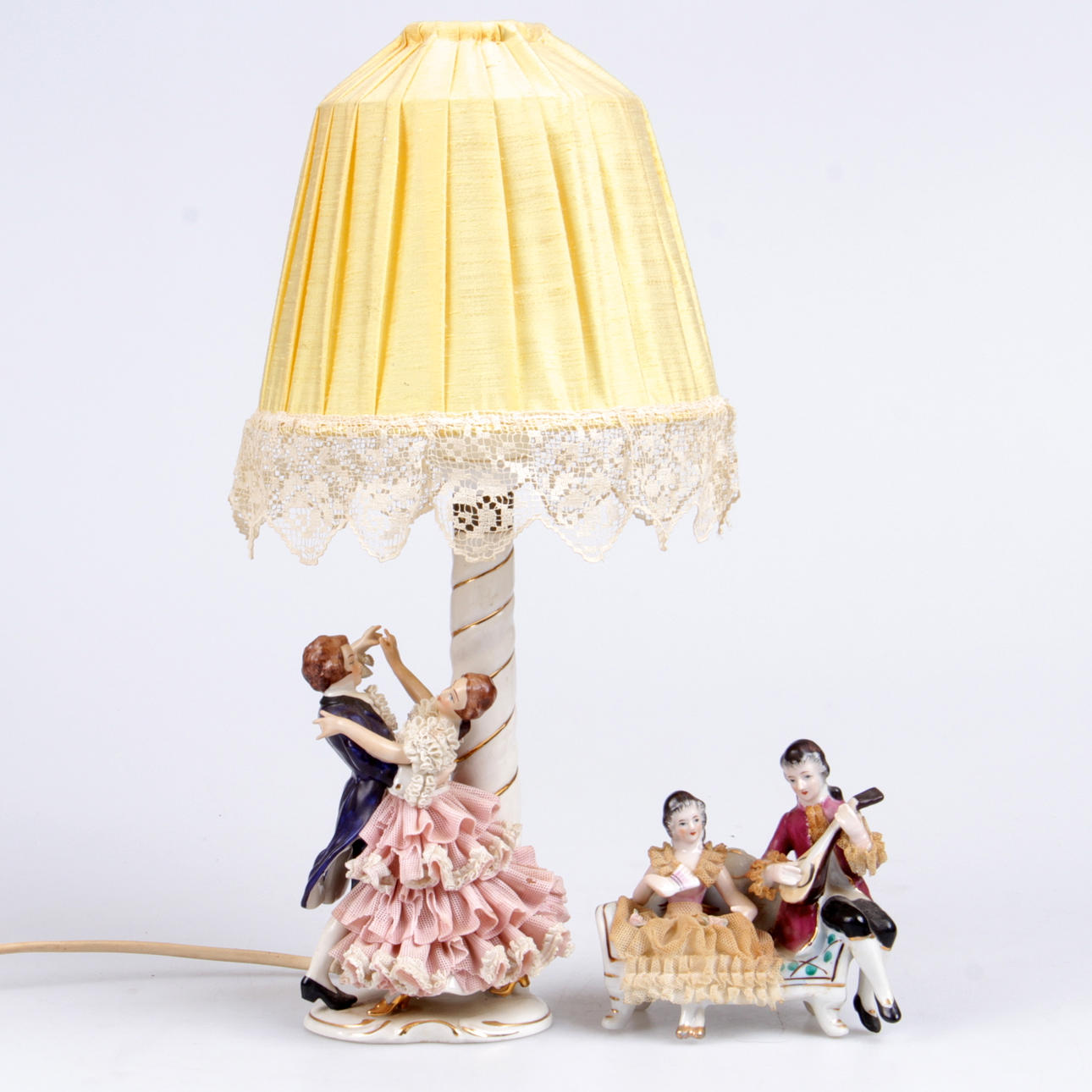 BORDSLAMPA, samt figurin, porslin, Dresden, Tyskland, 1900-tal.