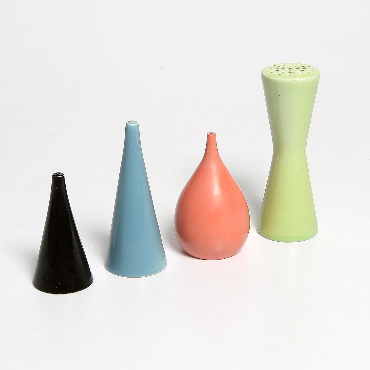 STRÖARE, 4 delar, porslin samt plast, bl.a. "Colorado", Stig Lindberg, Gustavsberg, 1900-talets mitt.