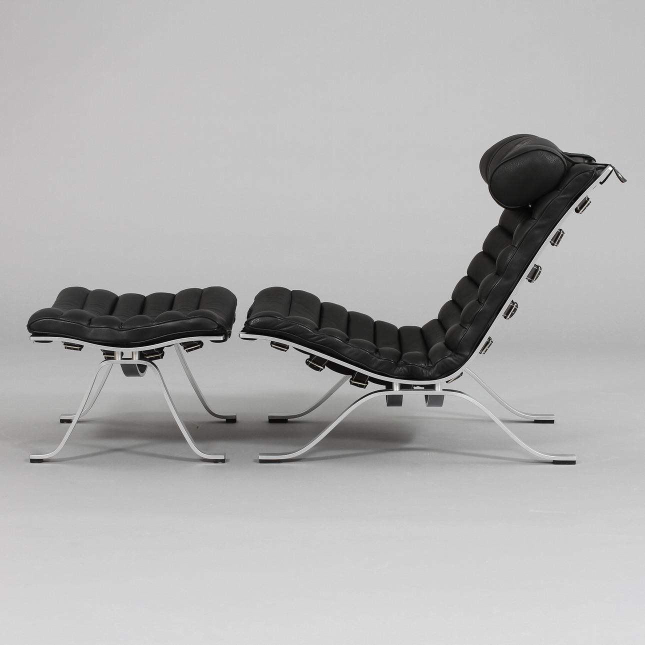 FÅTÖLJ MED FOTPALL "ARI". Arne Norell för Norell Möbel AB.