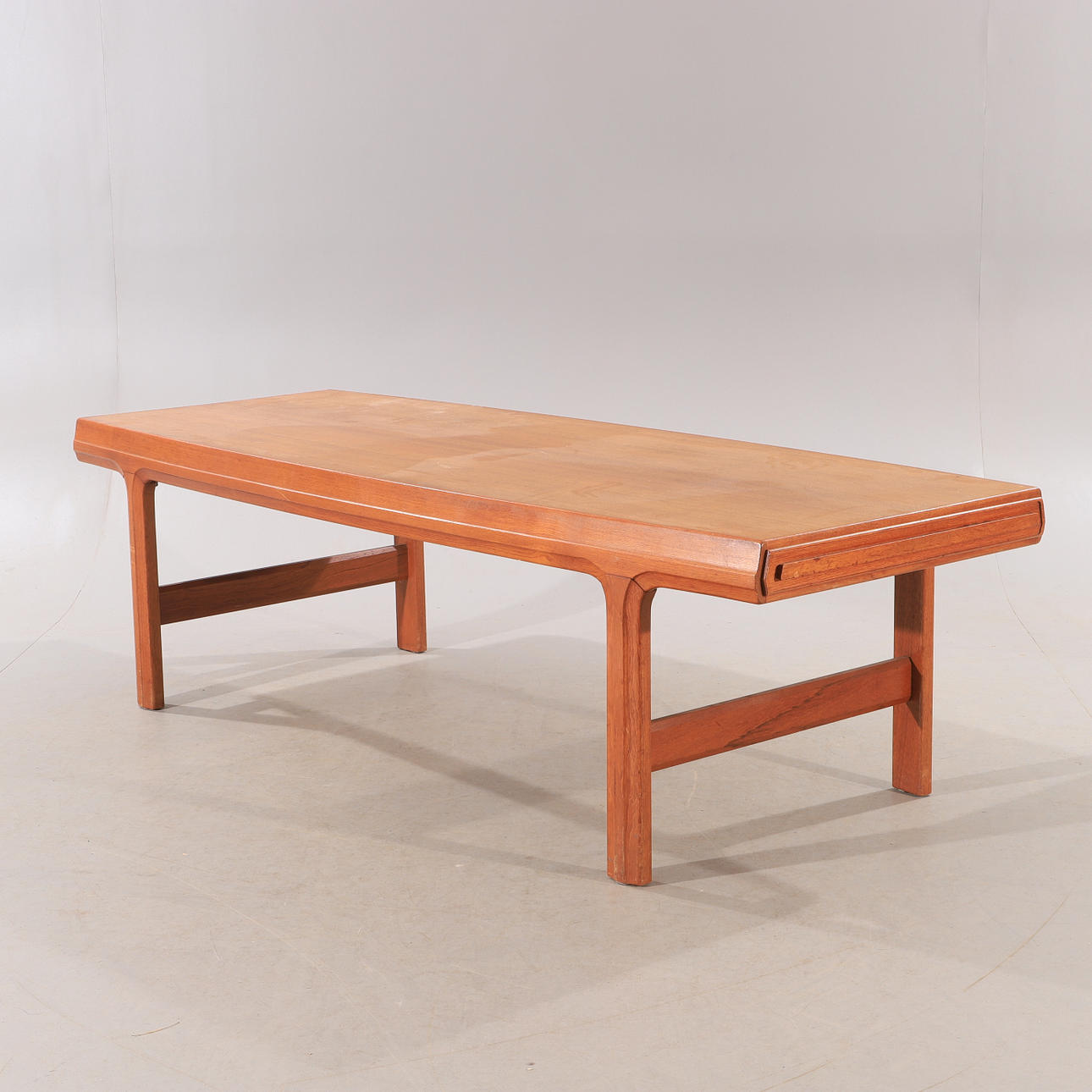 JOHANNES ANDERSEN. Sofabord med skuffer, teak, Silkeborg, Danmark.