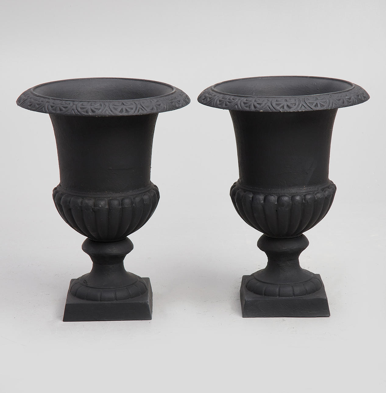 TRÄDGÅRDSURNOR, 1 par, gjutjärn.