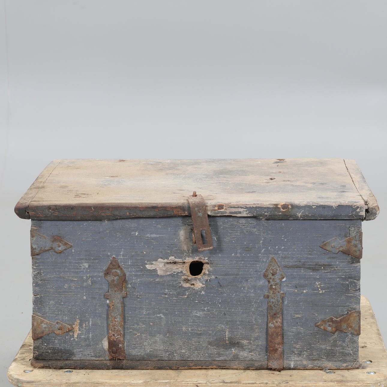 CAJA DE HERRAMIENTAS ANTIGUA con varias herramientas.