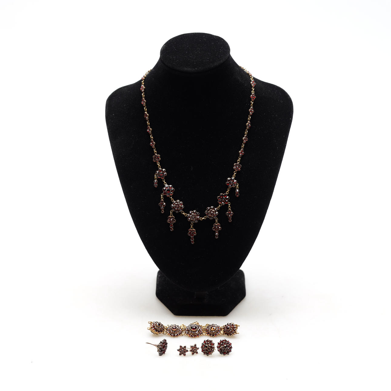 CONJUNTO CON GRANATE, 7 piezas, anillo oro 18k.