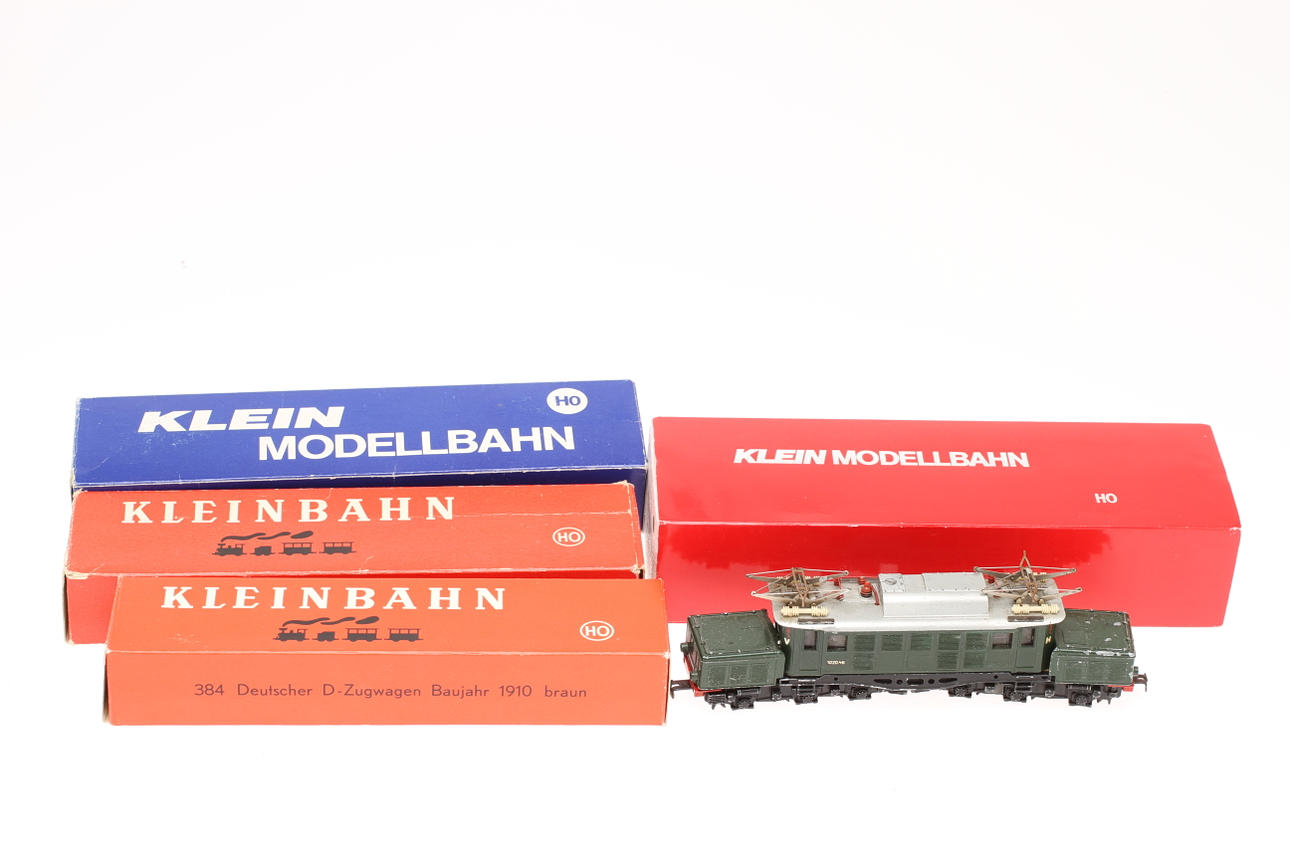 KLEINBAHN 4 lok och en vagn, delvis originalkartonger.