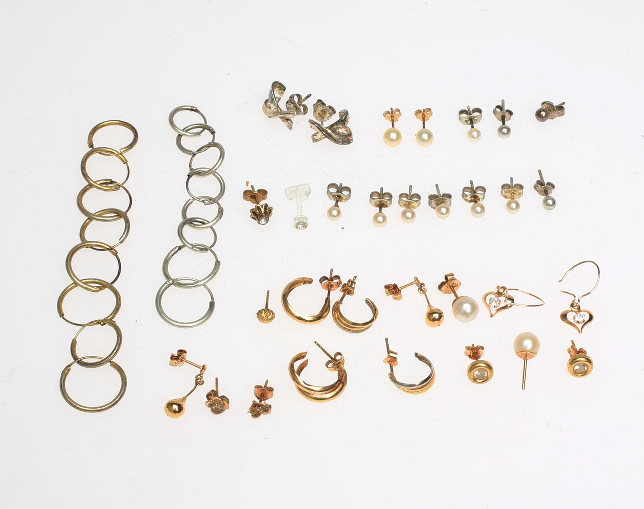 ÖRHÄNGEN, 18 karat guld, Flertal par.