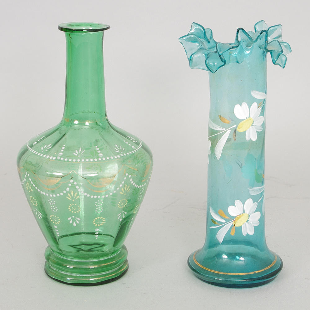 VAS SAMT FLASKA, färgat glas med målad dekor, sekelskiftet 1800/1900.