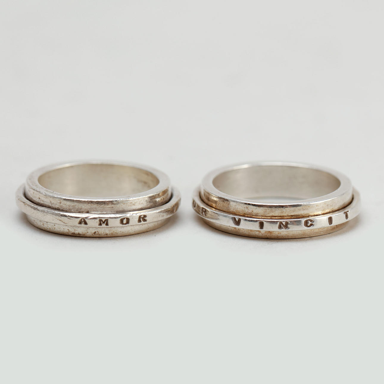 EFVA ATTLING. "Amor Vincit Omnia Edge", ringar, 2 st, silver.