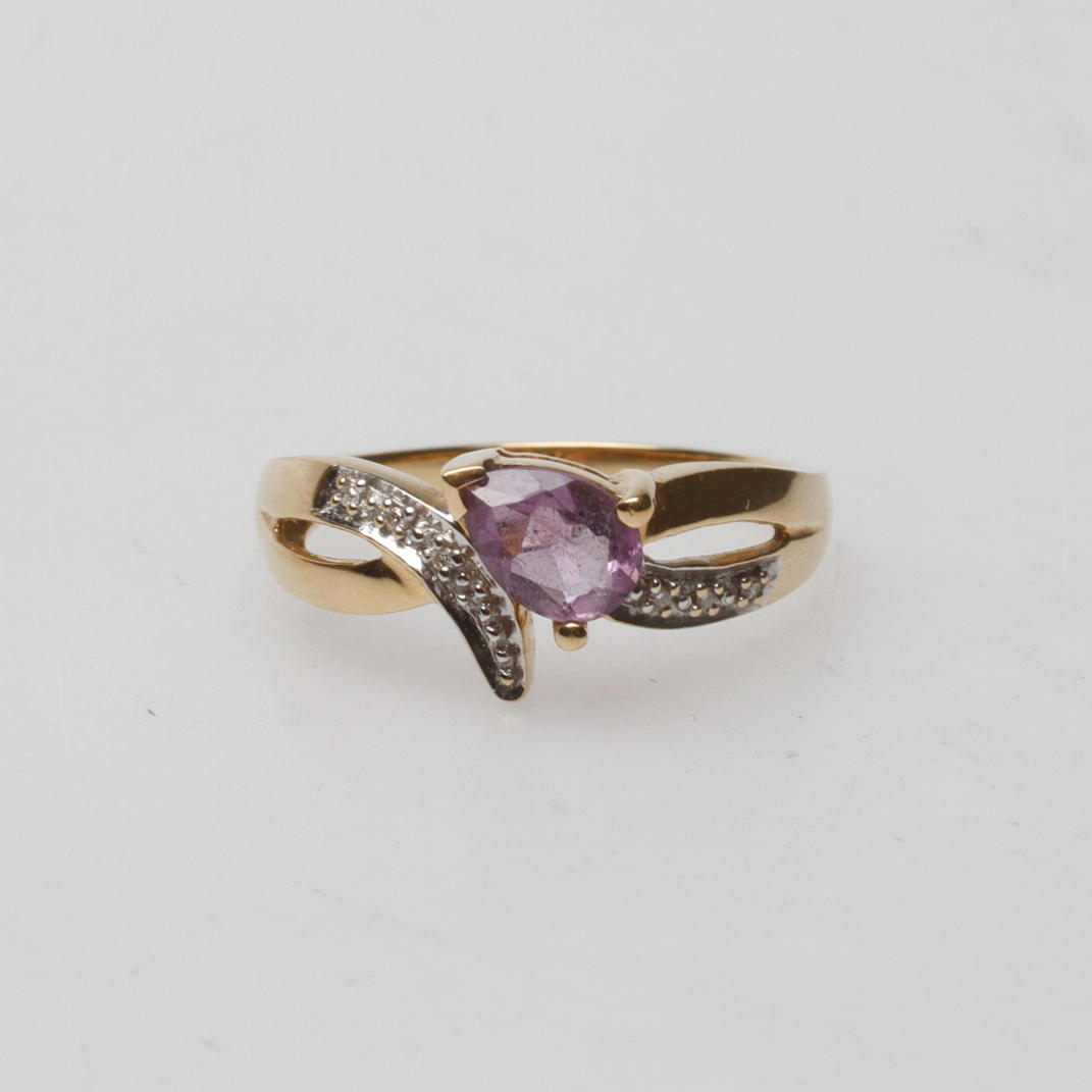 RING MED STENAR, 18k guld, vikt ca 4 gr.