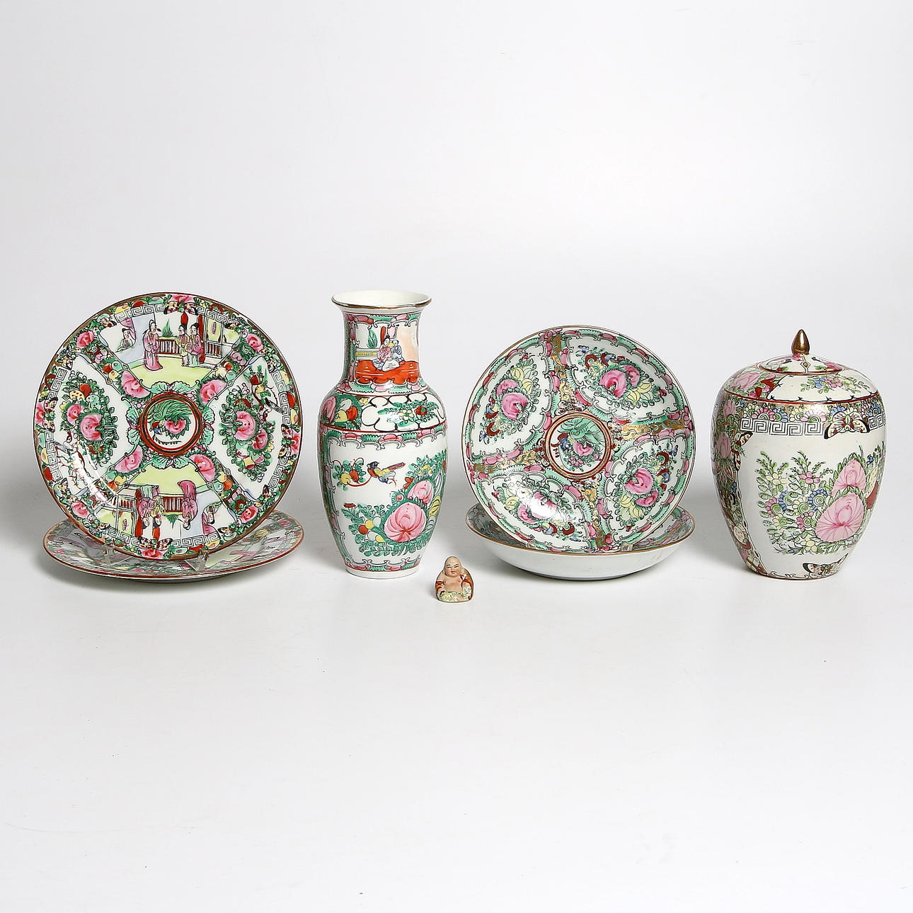 PARTI KINESISKT PORSLIN, 7 delar, vas, lockurna, Buddha-figur samt fat, Kanton, Kina 1900-tal.