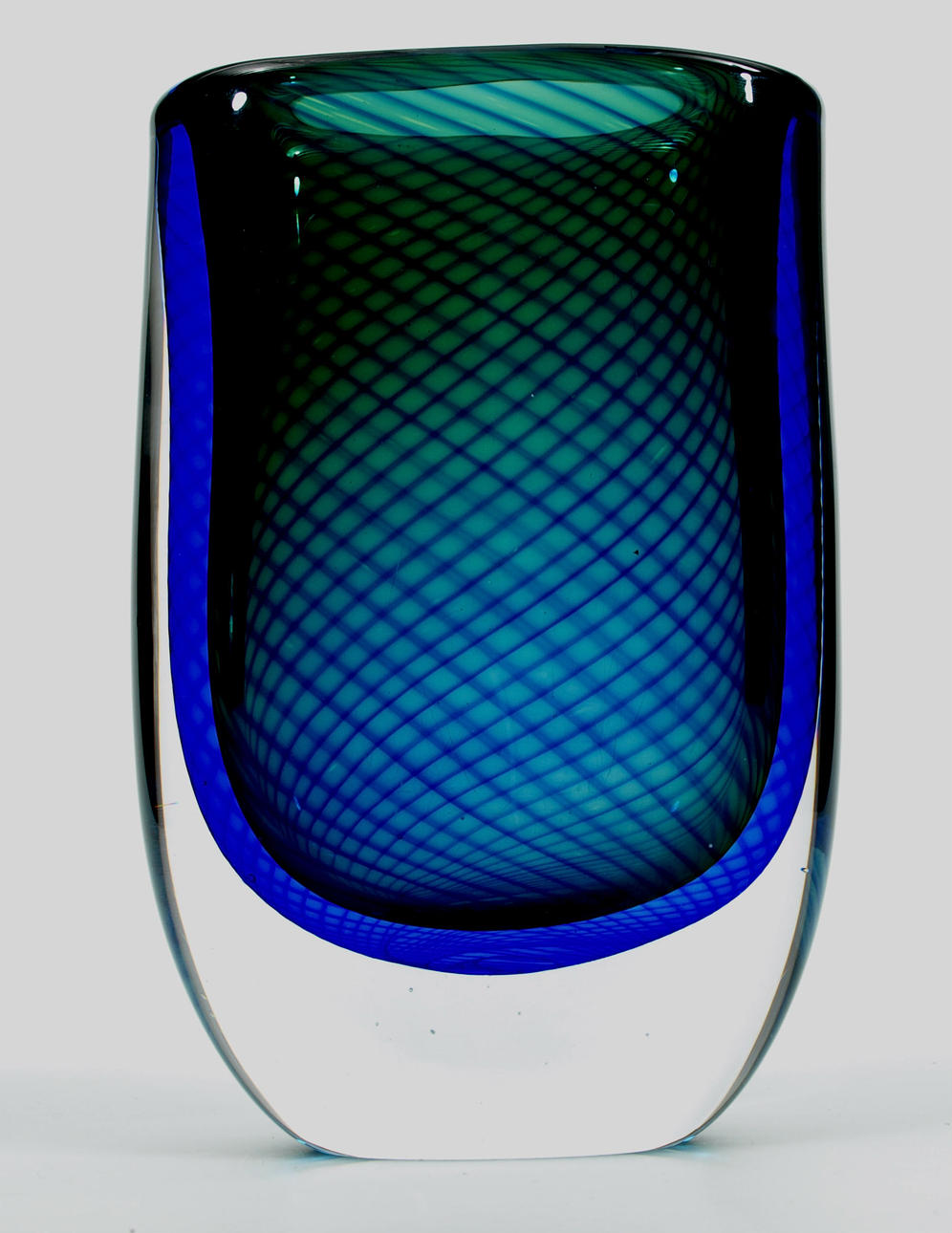 VICKE LINDSTRAND. Vas, glas, signerad Kosta 01589.