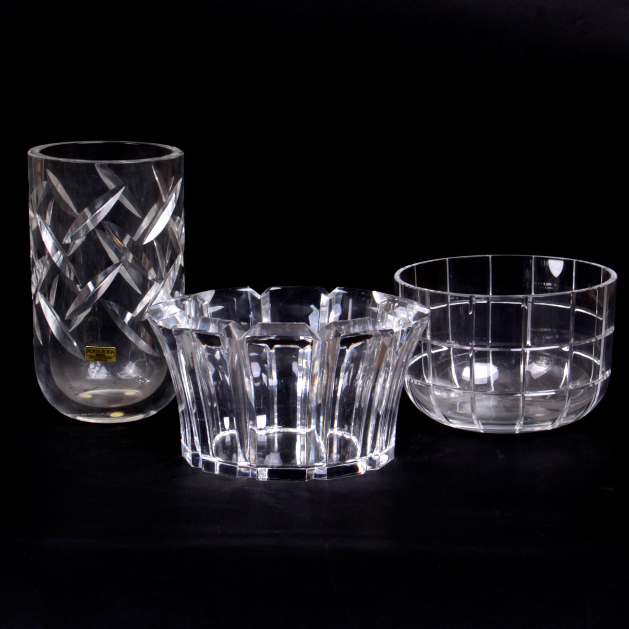 VAS, samt skålar, 3 st. Delvis Gunnar Cyren, Kosta och Orrefors, 1900-tal.