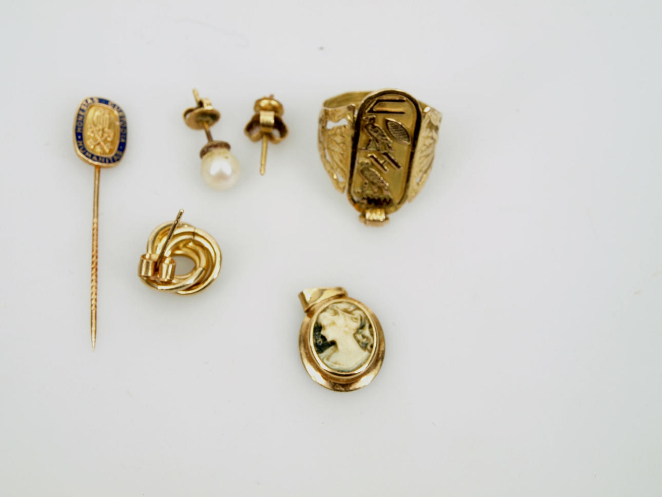 PARTI SMYCKEN, 6 delar, guld camé och pärla, 8,8 gram.