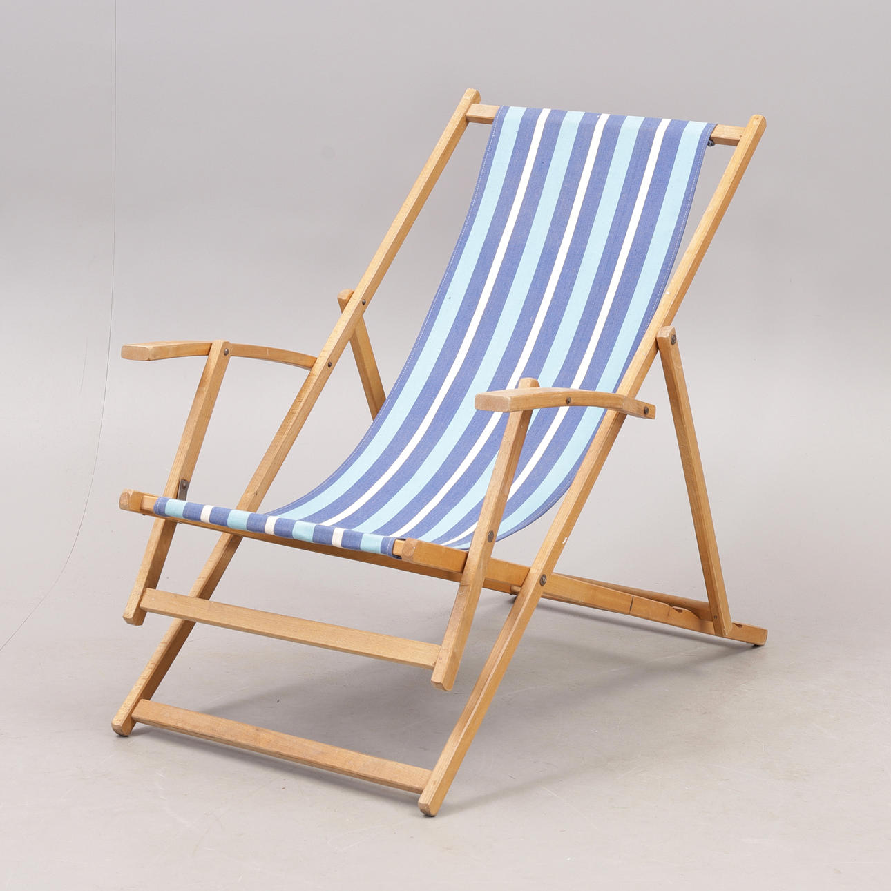 SOLSTOL, trä/tyg, 1900-talets andra hälft.