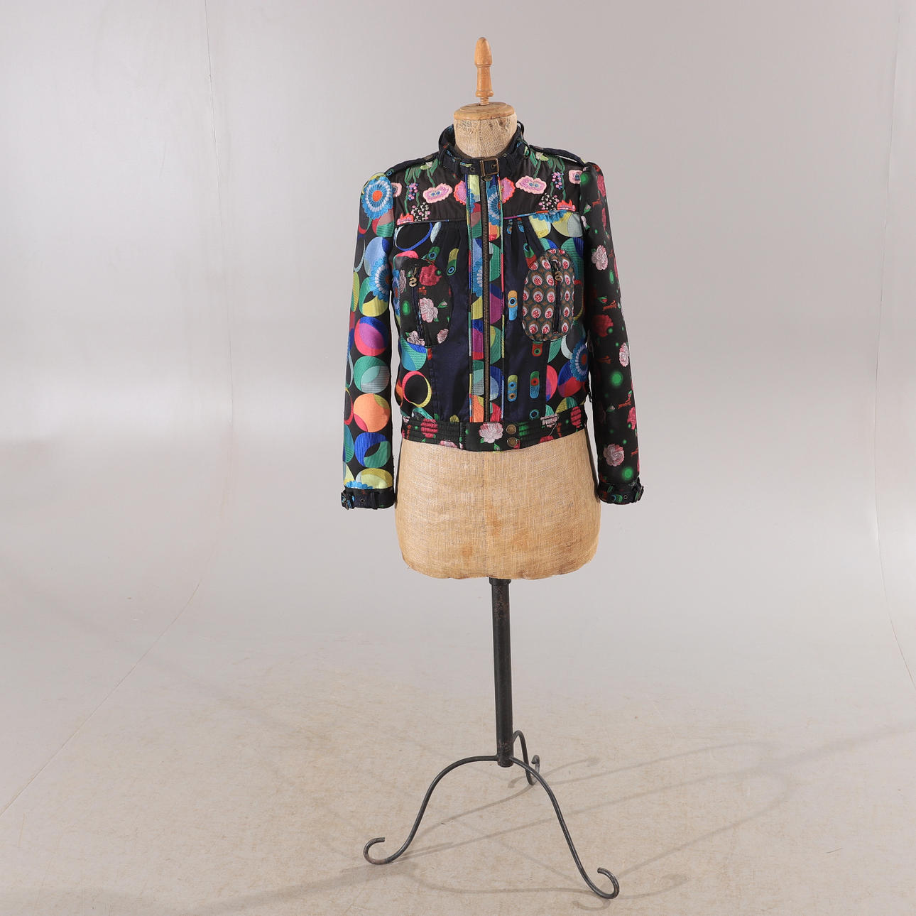 JAKKE, mønstret og broderet, Desigual, Spanien.