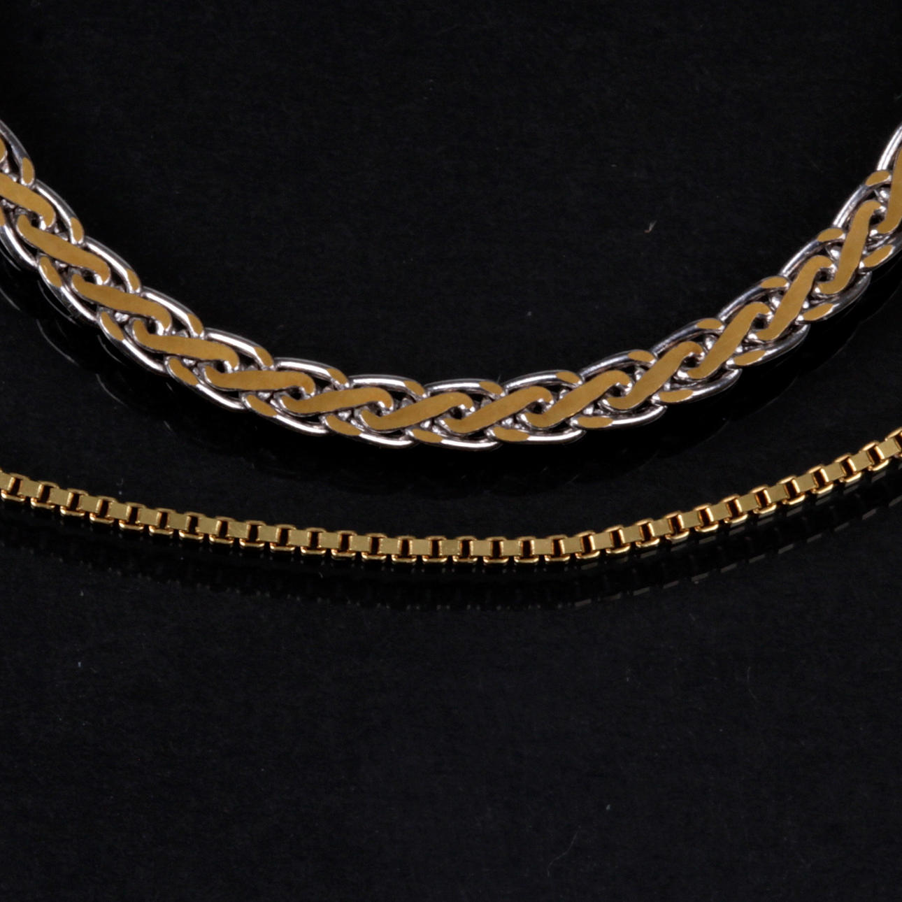 ARMBAND, 2 st. 18k guld respektive vitguld, vikt ca 4,35 gram.