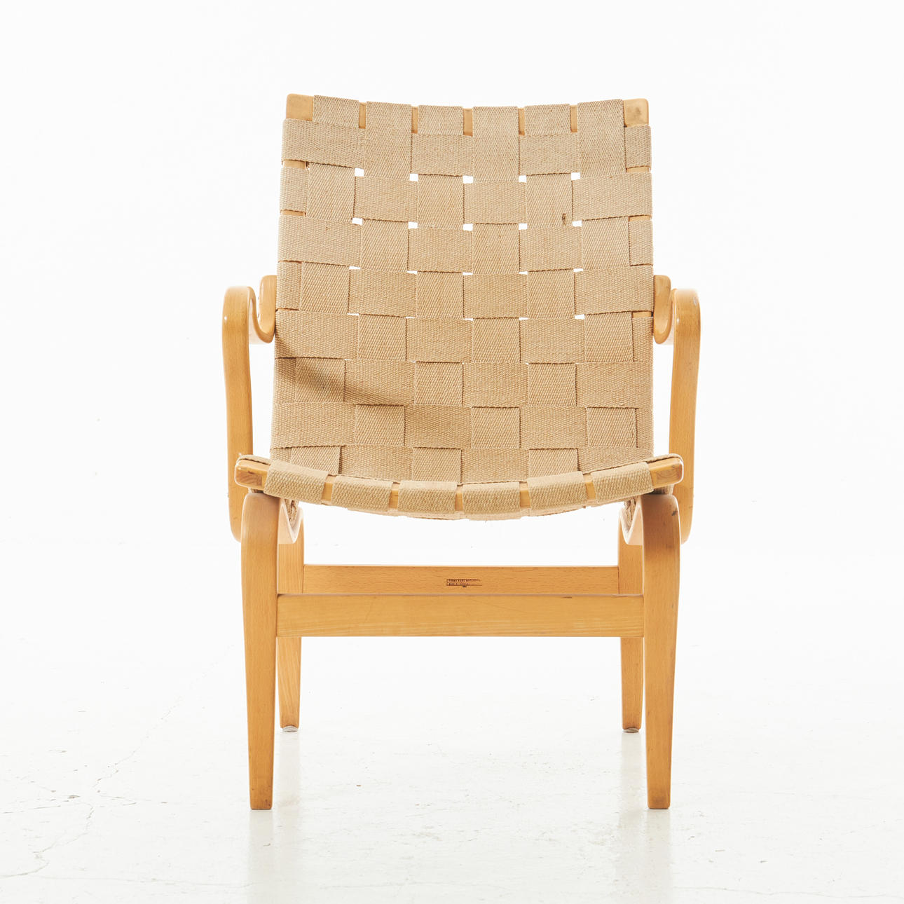 BRUNO MATHSSON. Nojatuoli, "Eva", verhoilu satulavyöllä.