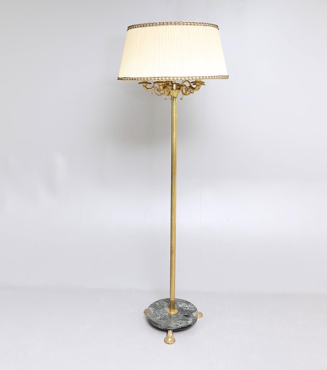 GOLVLAMPA, 5-armad, mässing, 1950-tal.