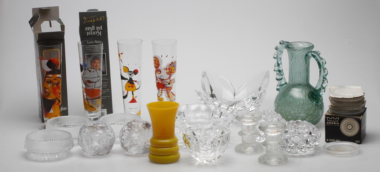 GLASFÖREMÅL, bland annat Orrefors, Kosta Boda, Lasse Åberg och Arabia.