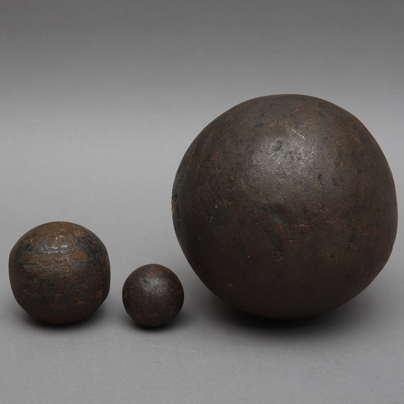 KULOR, 3 st, järn, kanonkula & druvhagel.