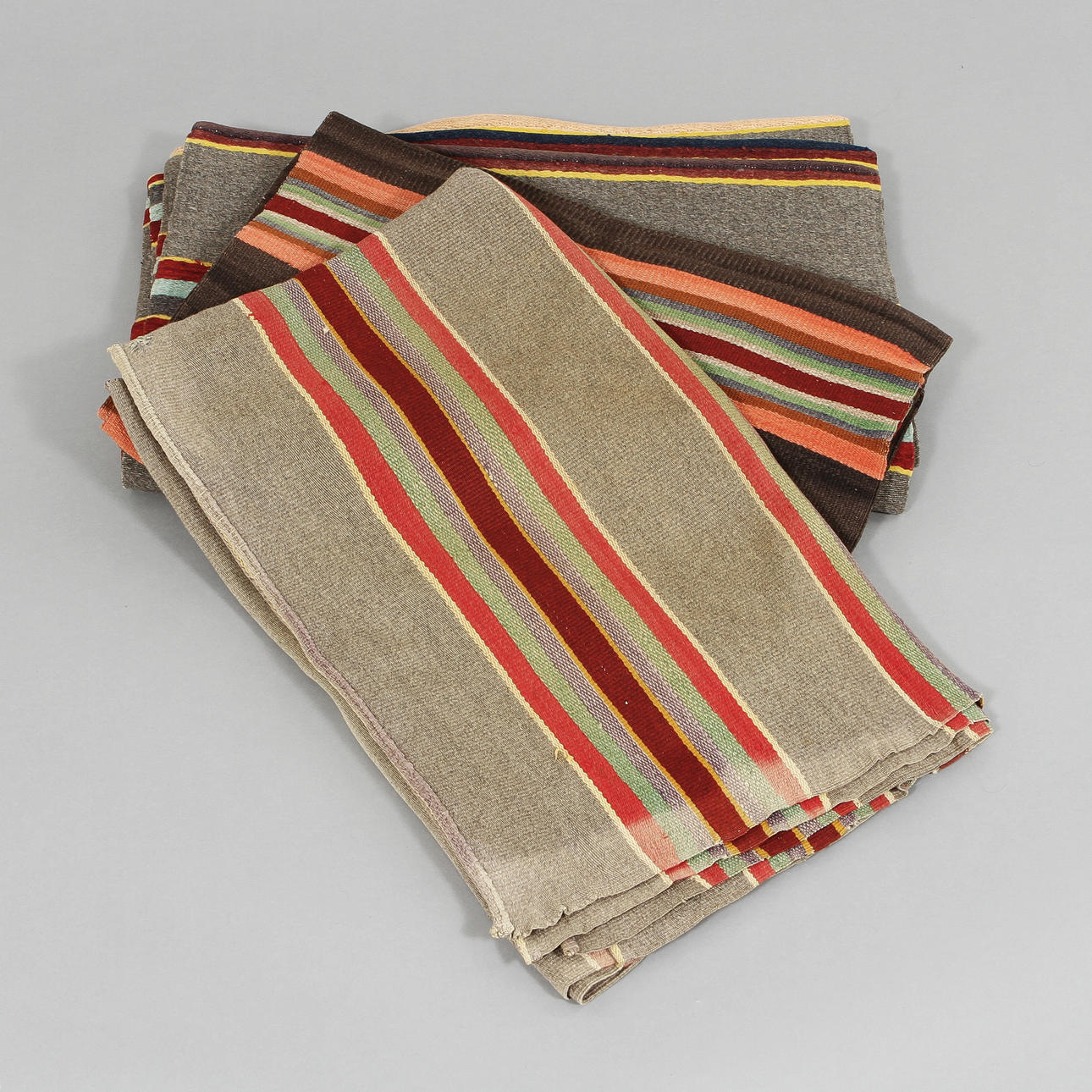 ÖVERKAST, 3 st, vävda. 1900-talets början.