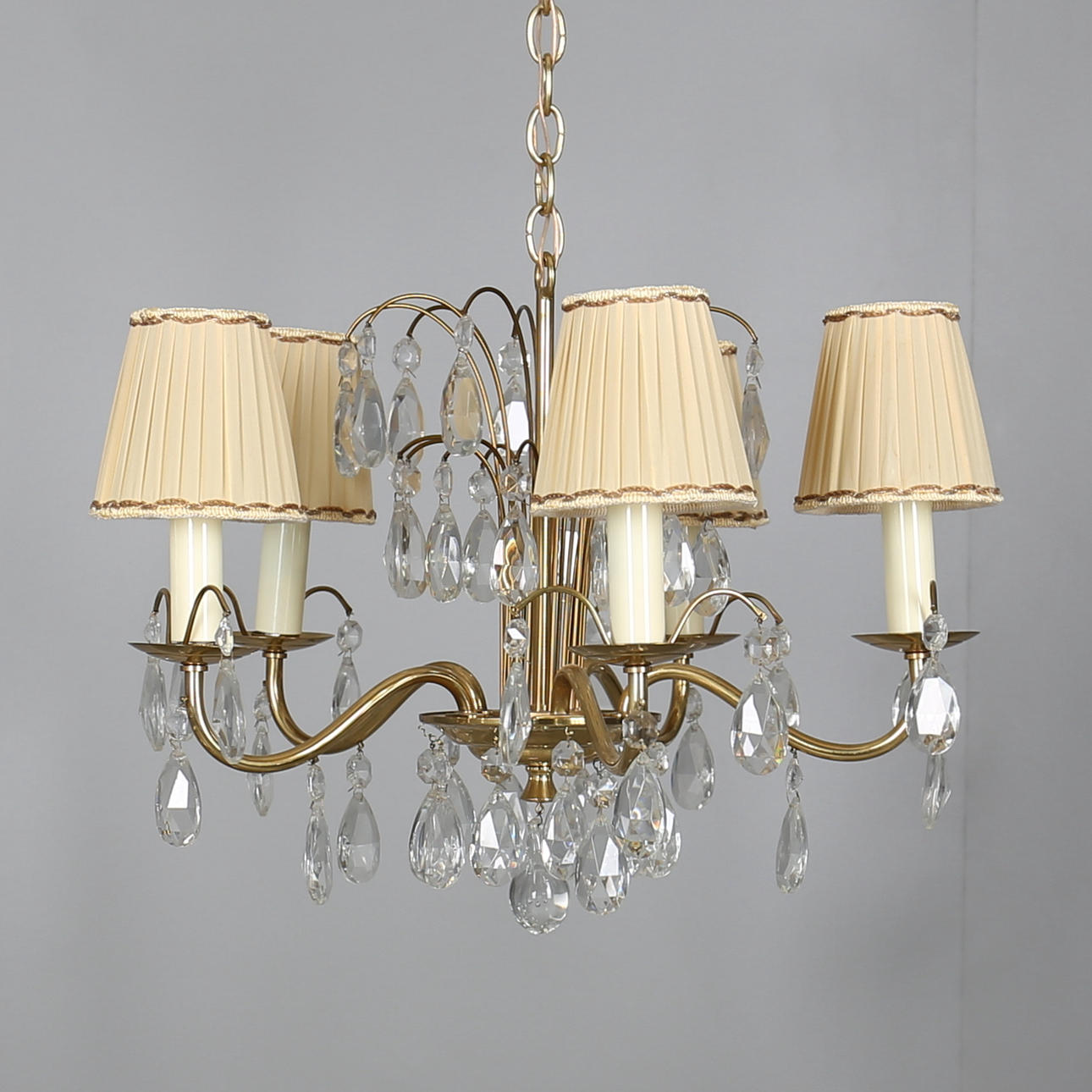 TAKLAMPA i mässing och kristall. 1900-talets senare hälft.