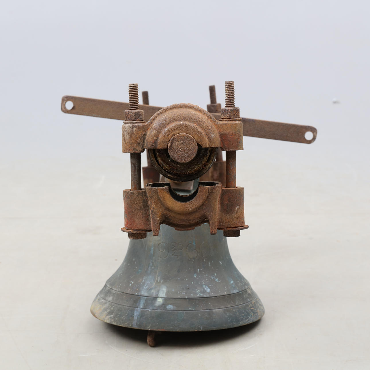 GÅRDSKLOCKA/VÄLLINGKLOCKA, gjutjärn, daterat,1960-tal.