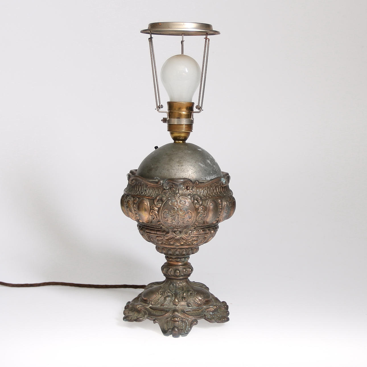 BORDSLAMPA, jugend, 1900-talets första hälft.