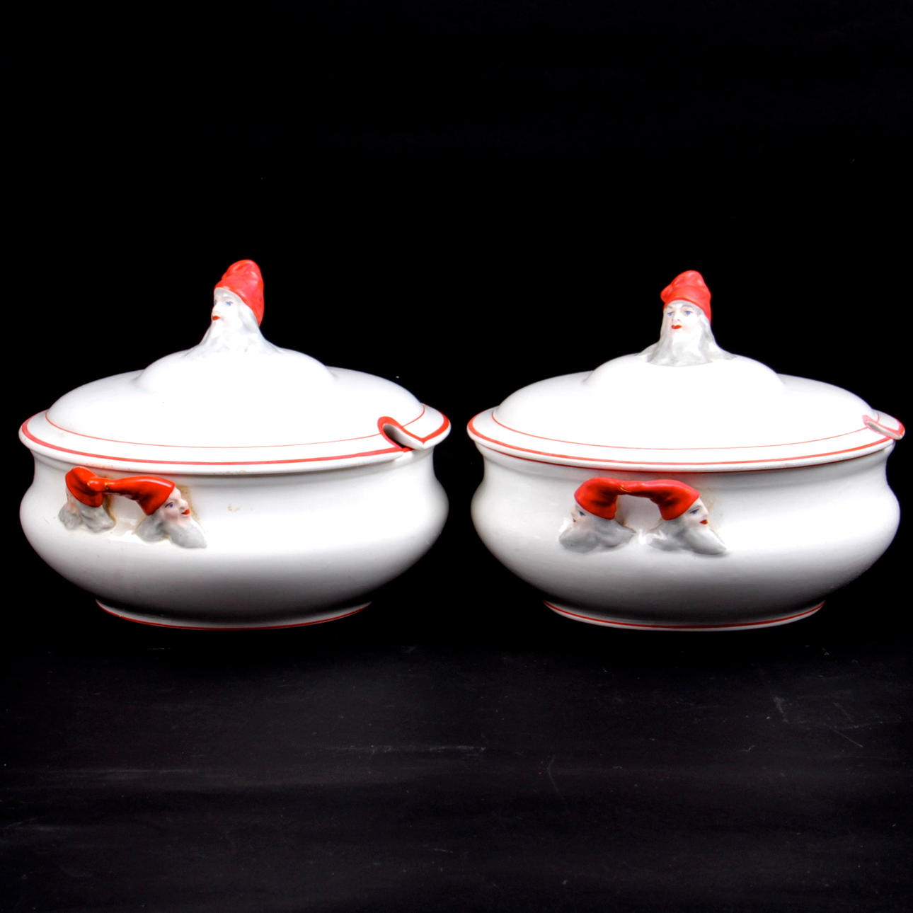 GRÖTSKÅLAR, 2 st. Porslin, dekor av tomtar, Göteborg.