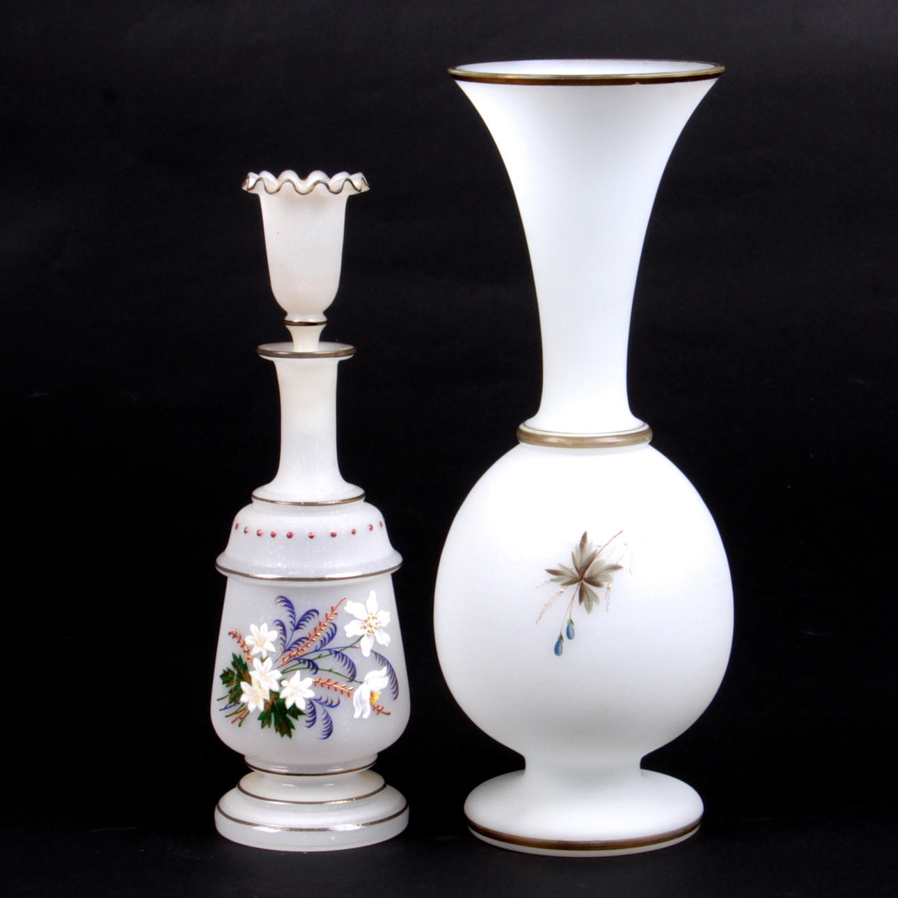 VAS, samt karaff med propp, opalinglas, 1900-talets första hälft.