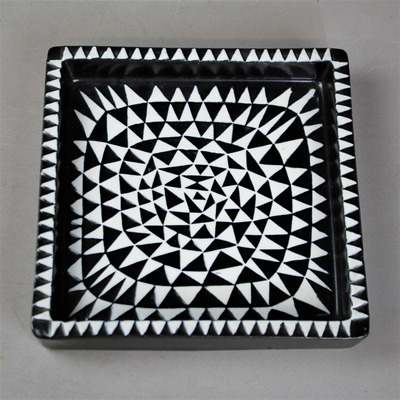 STIG LINDBERG. ASCHENBECHER, "Domino", Gustavsberg.