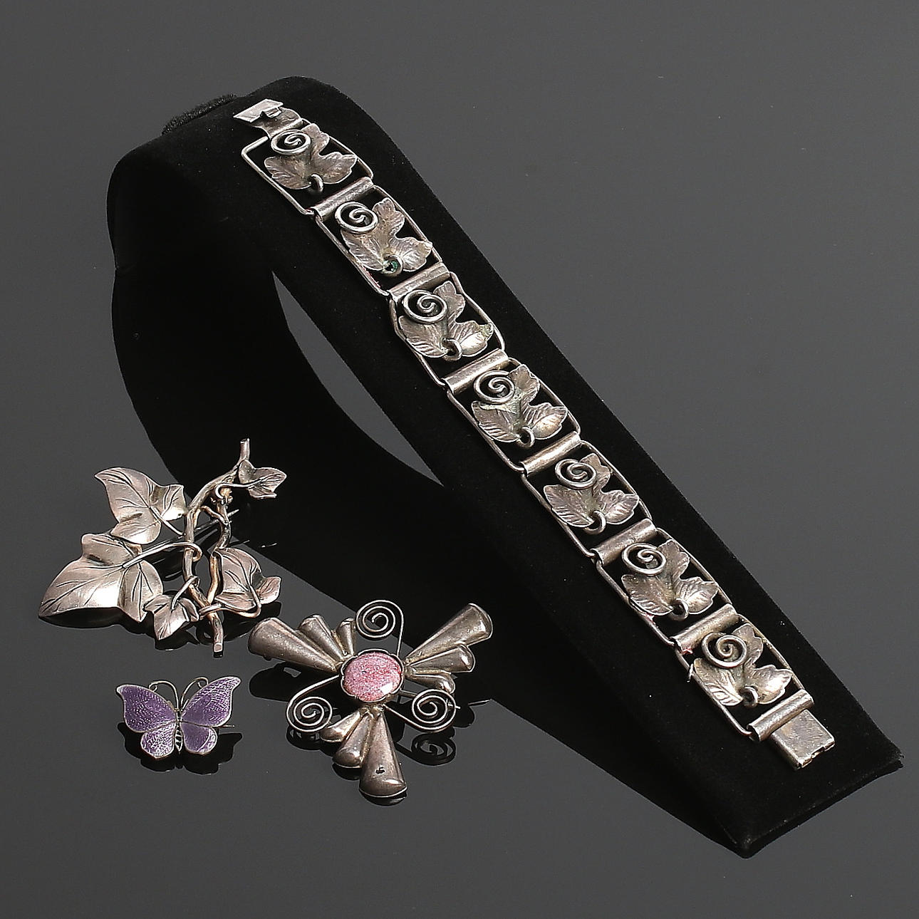 BROSCHER, 3 st, samt ARMBAND, silver, bl.a. Michelsen, Stockholm. 1900-tal.