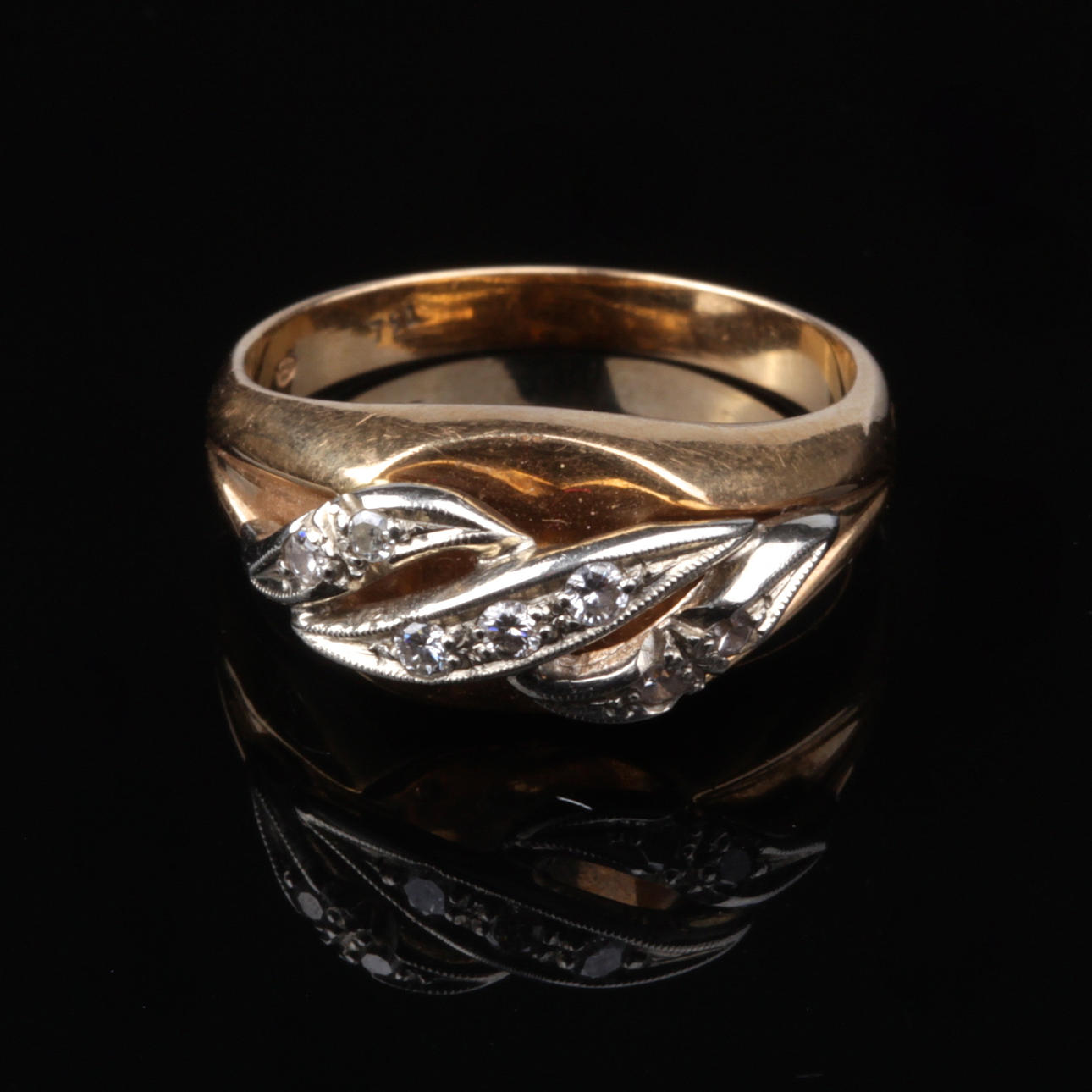 Ring, med 8 briljanter, 18k guld/vitguld, vikt ca 5,65 gram.