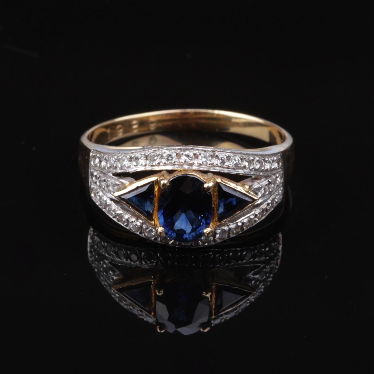 RING, med safirer samt 36 briljanter, 18 k guld/vitguld, vikt ca 4,6 gram.