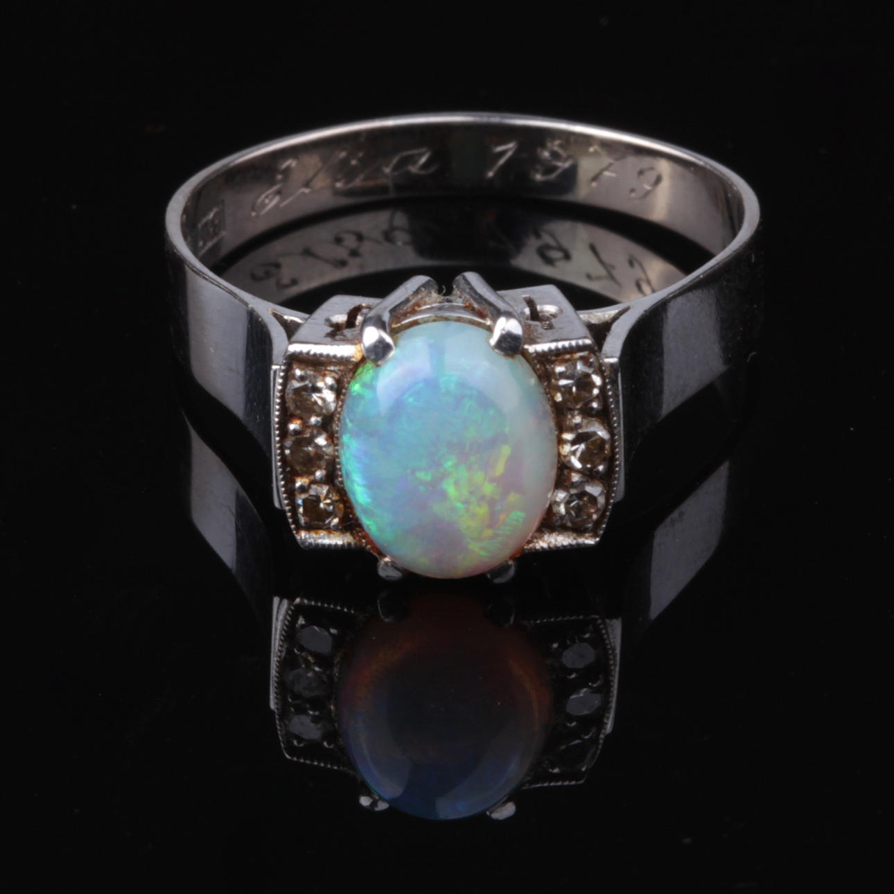 RING, med sten samt briljanter, 18k vitguld, Guld & Gravyr Lennart Magnusson, Göteborg, 1969,vikt ca 4,86 gram.