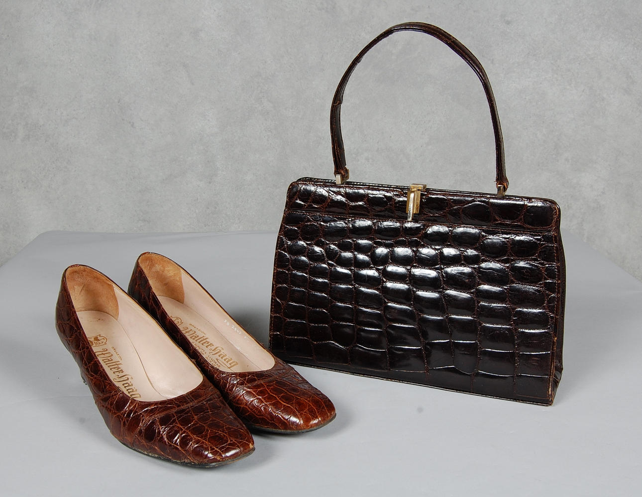 DAMVÄSKA , krokodil med tillhörande skor 1930-tal.