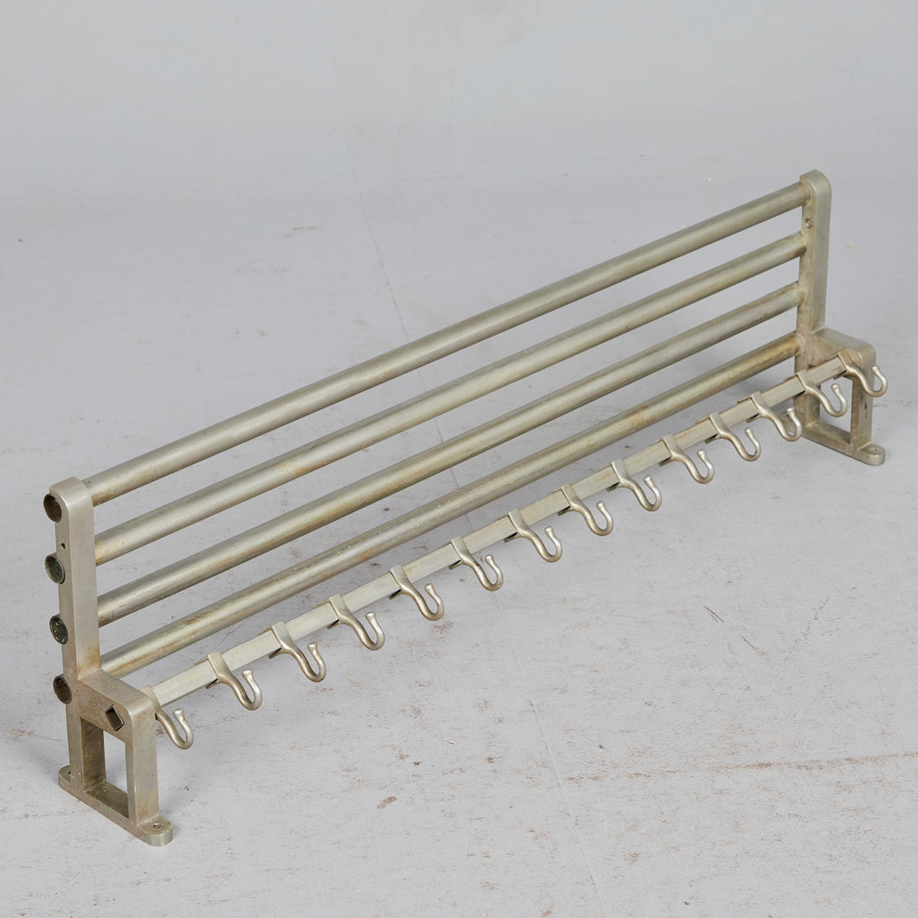 Bauhaus vaatekaappi / seinäkaappi, terästä.