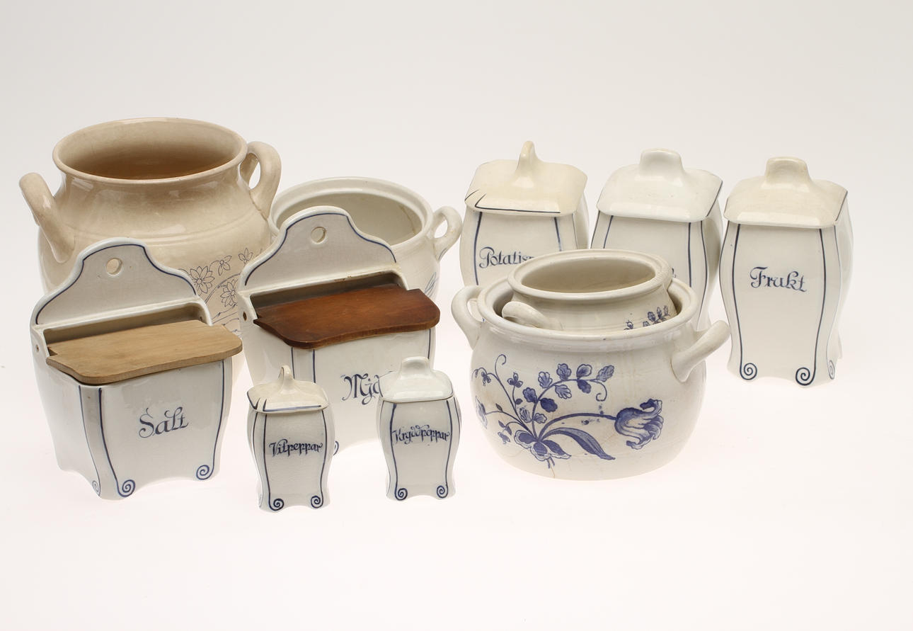 SPECERI- och KRYDDBURKAR, 7 st, Gefle, samt KRUS, 4 st, bla Rörstrand och Gustavsberg.