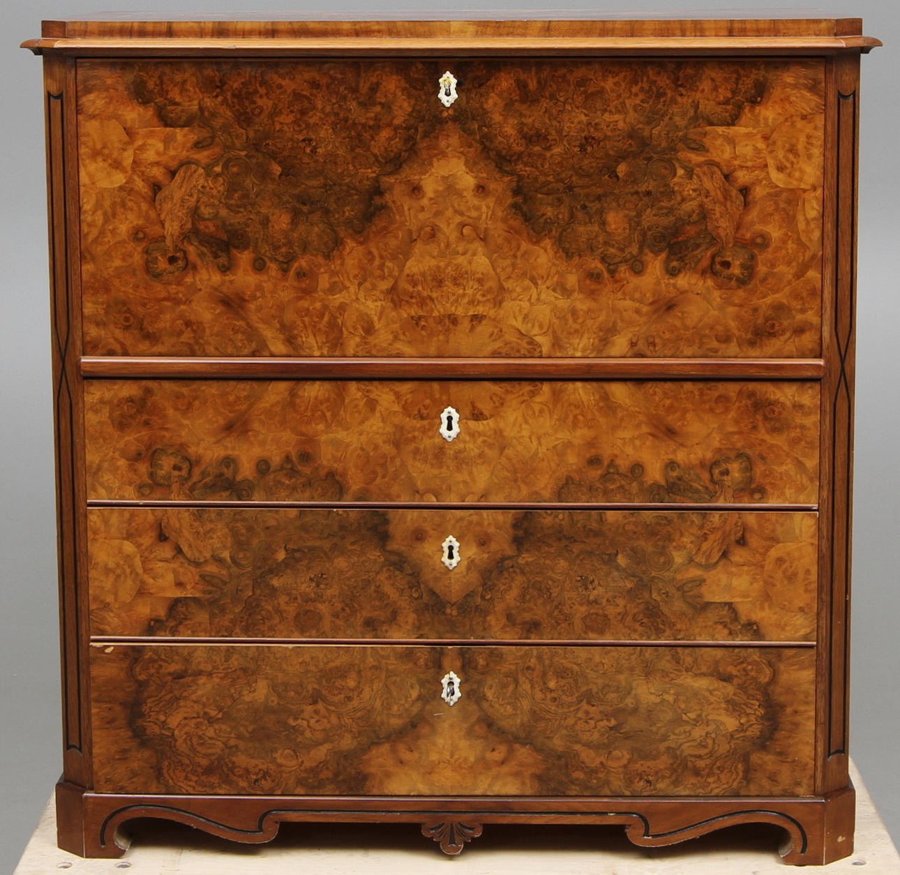 CHIFFONJE, valnöt/valnötsrot, 1800 tal.