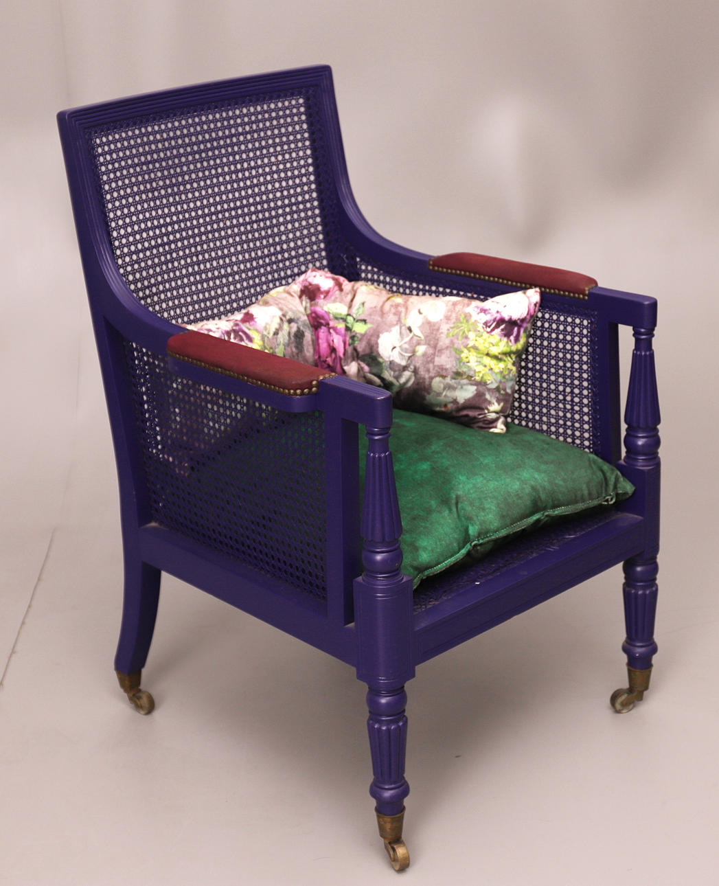 BUTACA LILA EN MADERA PATINADA.