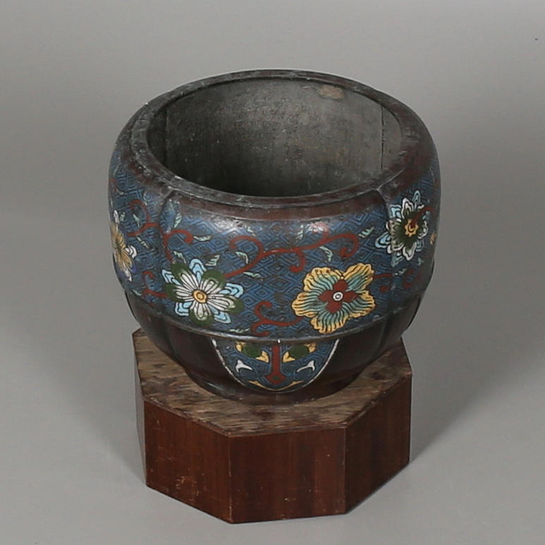 YTTERFODER i cloisonné emalj. Japan. 1900-talets början.