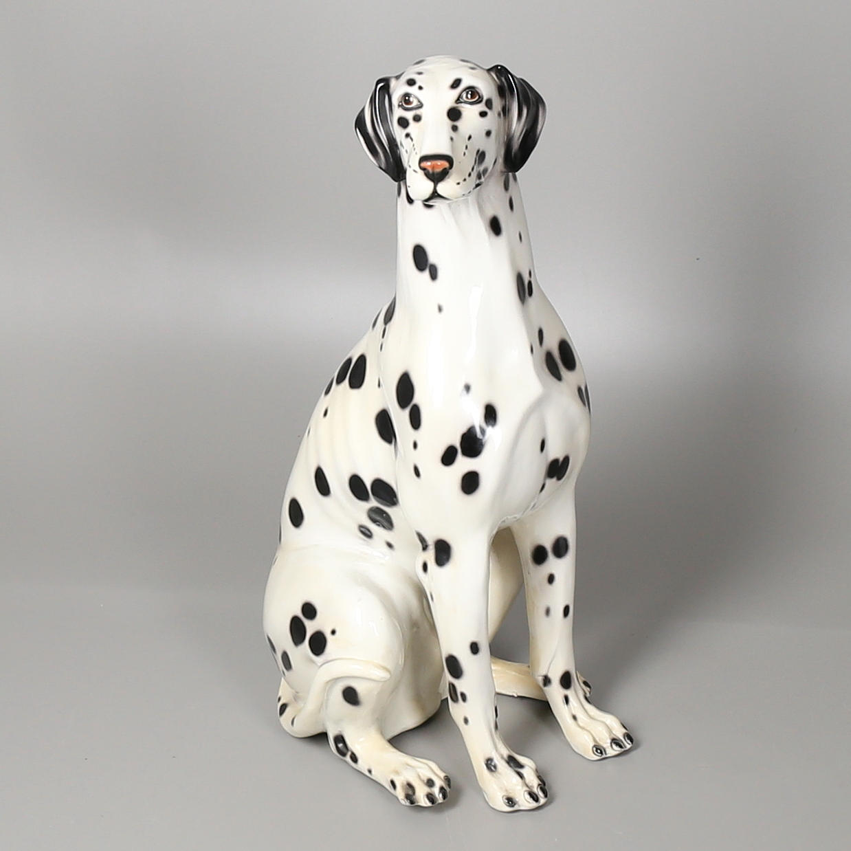 FIGURIN. Keramik. Sittande dalmatiner. Höjd 76 cm.