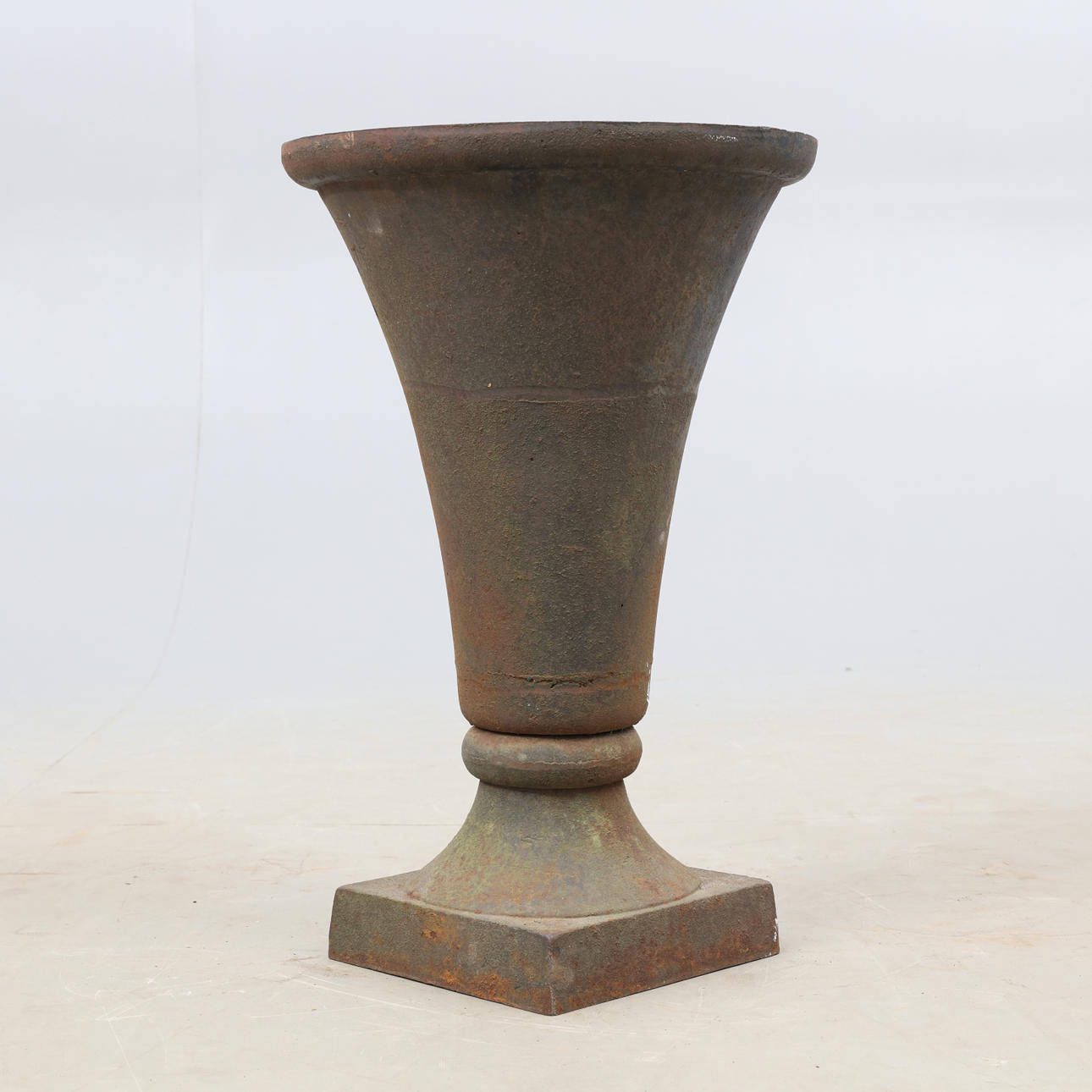 TRÄDGÅRDSURNA, gjutjärn.